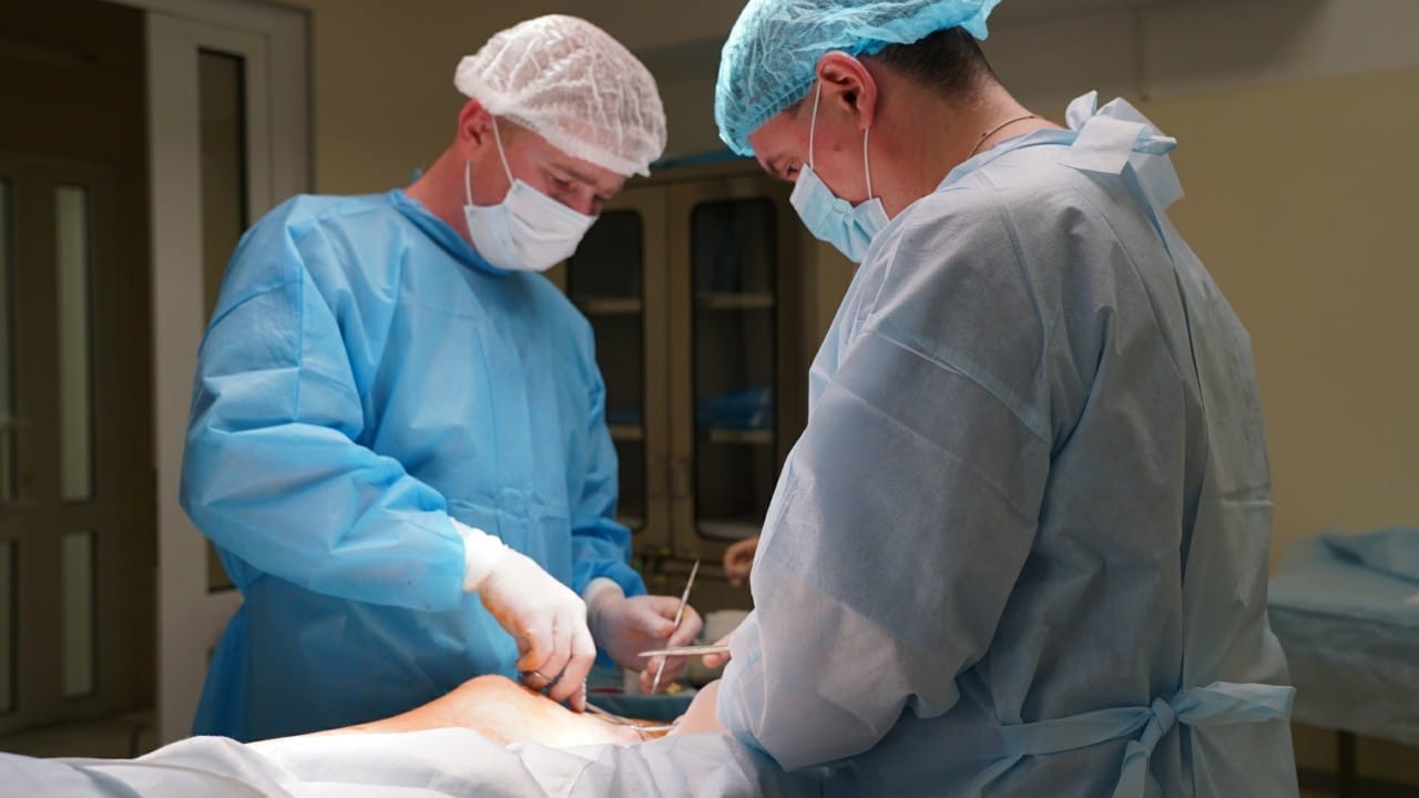 Професійний флеболог у Дніпрі проводить обстеження вен