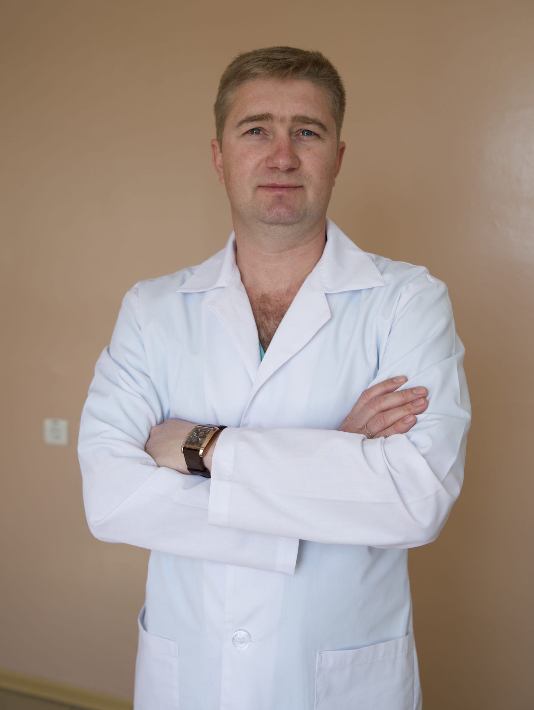 Досвідчений хірург у Дніпрі під час консультації з пацієнтом